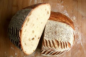 ¿En qué se diferencian el pan de masa madre y el pan normal?
